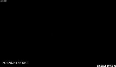 Русская девка кончает от лизания и сосет леденец с киски во время лицезрения
