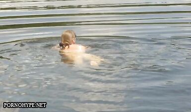 Развратная шлюха принимает ванну без трусов