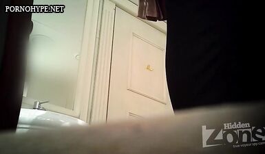 Брюнетка мочится в общественном туалете