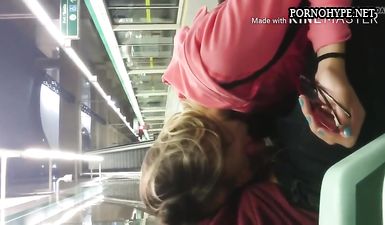Молодая девка отсасывает крепкий пенис парню в метро