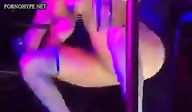 Стриптизерша пьет из бутылки, чтобы потом засунуть ее себе в пизду.
