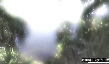 Горячие молодые развратники занимаются страстным сексом у бассейна
