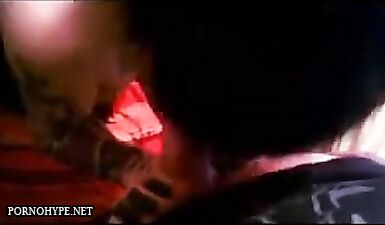 Сучка насаживается на хер парня и стонет в экстазе