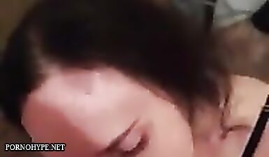Горячая шлюха сосет х*й как профи