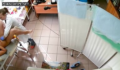 Девушка сняла нижнее белье для осмотра у гинеколога