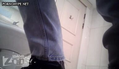 Сексуальная школьница писает и принимает душ в туалете