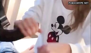 Сучка-студентка сношается с двумя членами в общежитии в День Рождения