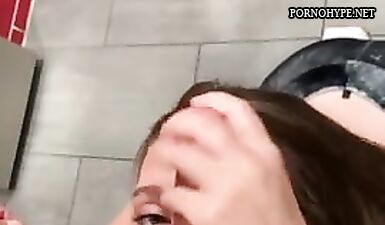 Горячая шлюха облизывает член перед зеркалом и получает густую сперму на своем сексуальном личике