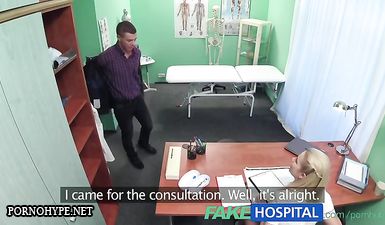 Светловолосая докторша ебется с пациентом в туалете