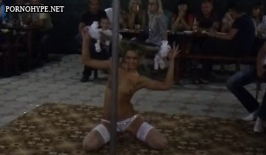 Сексуальная стиптизерша танцует перед толпой мужчин и крутит попкой