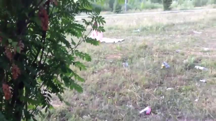 Онанист дрочит член в парке перед девушкой-> 