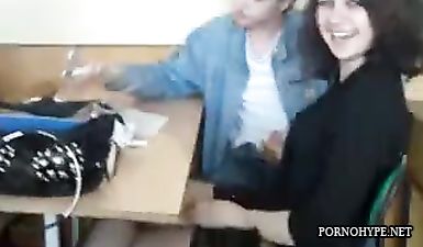 Кучерявая студентка дрочит член руками во время урока на камеру