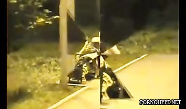 Русская парочка трахается на лавочке перед скрытой камерой