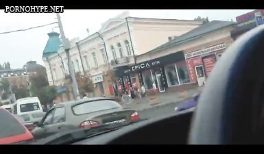 Светловолосая матюрка чувственно полирует хуй автолюбителя и глотает сперму