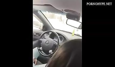 Россиянка сосет крепкий хер в машине