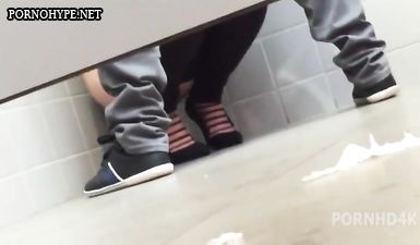 Заснял на камеру, как молодая парочка трахается в общественном туалете