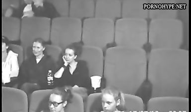 Студентка с темными волосами отсасывает у своего парня на заднем ряду в кинотеатре