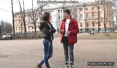 Русские мастера пикапа сняли в парке аппетитную брюнетку и раскрутили ее на групповуху