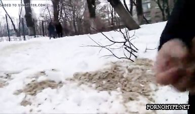 Русский парень снимает красивых телочек на скрытую камеру и онанирует член прямо на улице