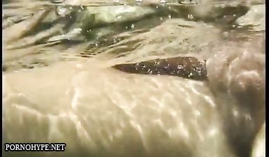 Девка сосет мужику под водой и трахается в анал на море