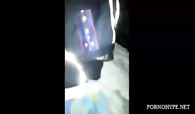 Женщина в полицейской форме сосет мужику и дрочит его хуй