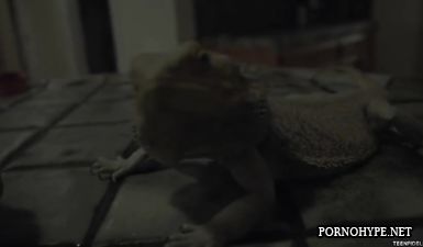 Богатенький мужик снимает любительское порно в особняке с возбужденной негритянкой