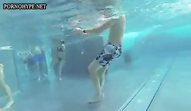 Пацан снимает на камеру, как телка дрочит его член под водой
