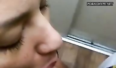 Телка застряла в лифте с соседом и отсосала его пенис