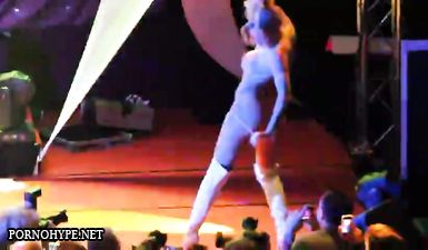 Стриптизерша не только танцует на сцене, но и мастурбирует