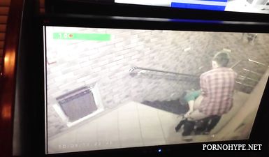Скрытая камера сняла секс в клубе на лестнице