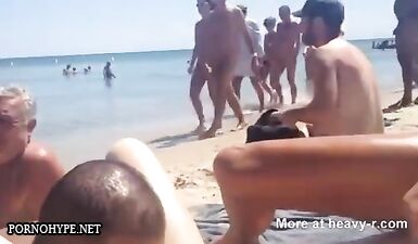 Публичный секс на нудистском пляже