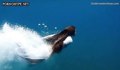 Сногсшибательная женщина плавает обнаженной под водой