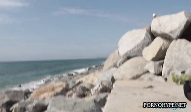 Блондинка Лиз Радуга долбится с парнем на пляже