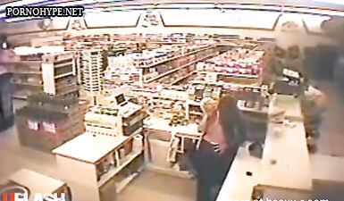 Лесби лижет продавщике в супермаркете на скрытую камеру
