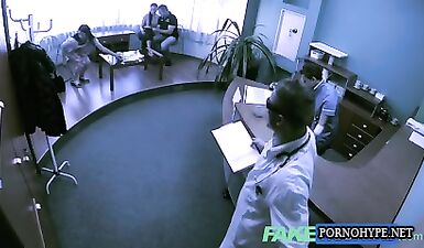 Британская пациентка потрахалась с врачом в кабинете