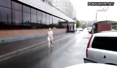Жирная пьяная девка ходит по улице голая в Екатеринбурге