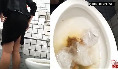 Скрытая камера в общественном туалете сняла срущую бабу