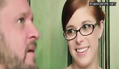 Отчим помогает падчерице с трахом в жопу