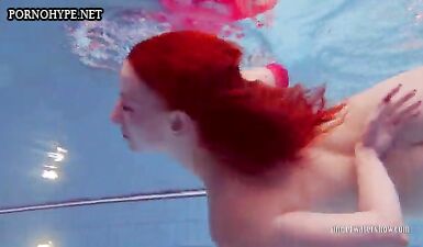 Рыжая плавает в бассейне