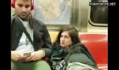Женщина-психопатка мастурбирует в метро