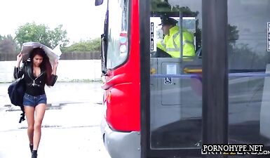 Рыжая туристка трахнулась с копом и телочкой-гидом в автобусе