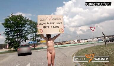 Китти Блэр с протестными плакатами делает минет и трахается прямо на улице