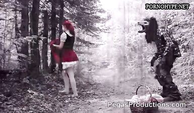 Серый волк жадно выебал красную шапочку в лесу