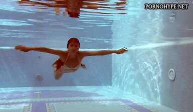 Ирина Русака купается в бассейне и позирует