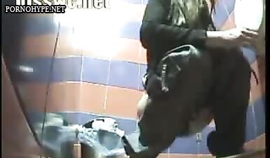 Русская девушка какает в туалете на скрытую камеру