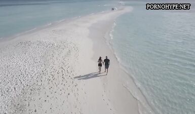 Мужик пригласил любовницу на прогулку по пляжу