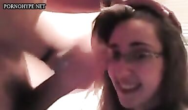 Девушка в очках сосет и ебется с бойфрендом перед вебкамерой
