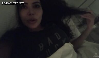 Интригующее видео с Лелой, которая нежится в постели