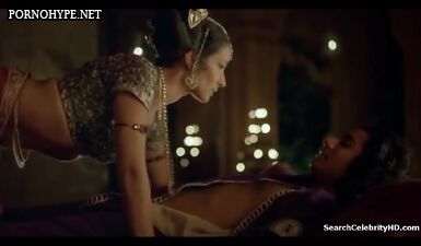 Красивая индийская невеста занимается нежным сексом в первую брачную ночь
