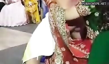 Сексуальный мужской стриптиз для индийской невесты